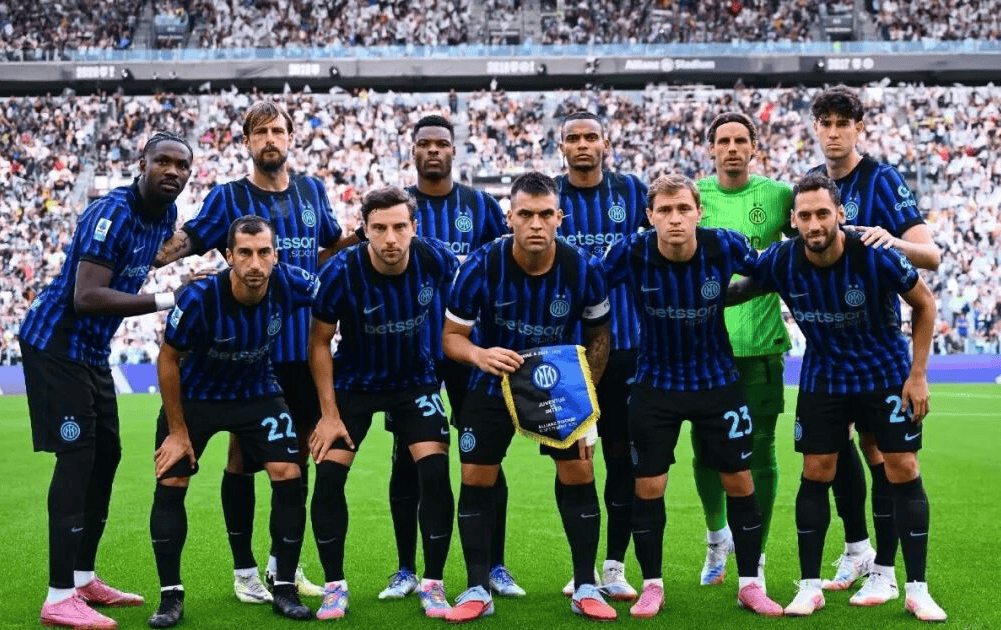 官方：德利赫特力压B费和阿马德，当选曼联11月最佳球员