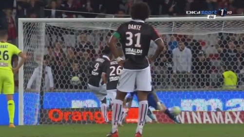 射门时致弗朗西斯重伤，田中碧被换下后立即找到加纳主帅道歉