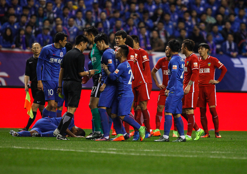 前锋远射破门，全场欢呼