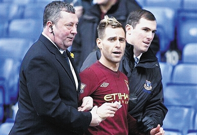 喀麦隆国脚尼亚马雷乌出轨，被女友曝光整个抓奸过程